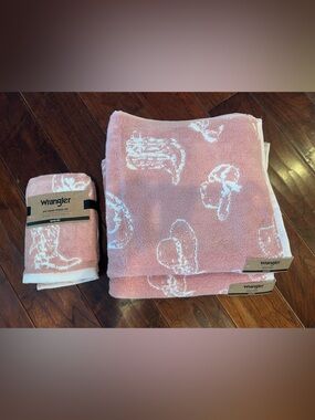 Wrangler Quick Dry Pink and White Western Hat & Boot Bath and Hand Towel Set